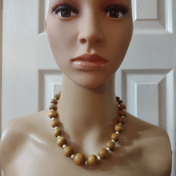 unbranded Jewelry - Vintage wooden beaded women's necklace